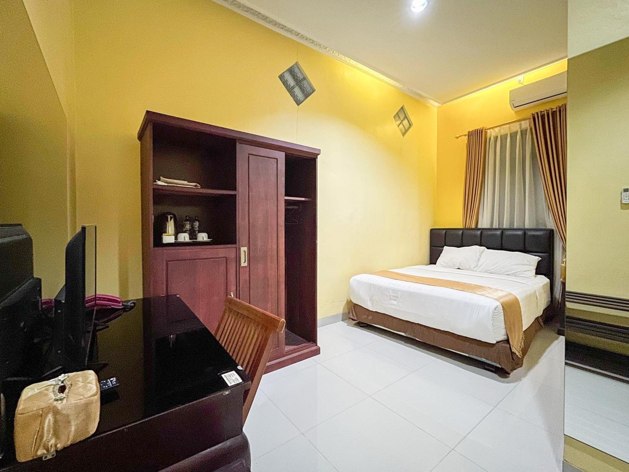 Kartika Hotel Syariah Pacitan Mitra Reddoorz Exterior foto
