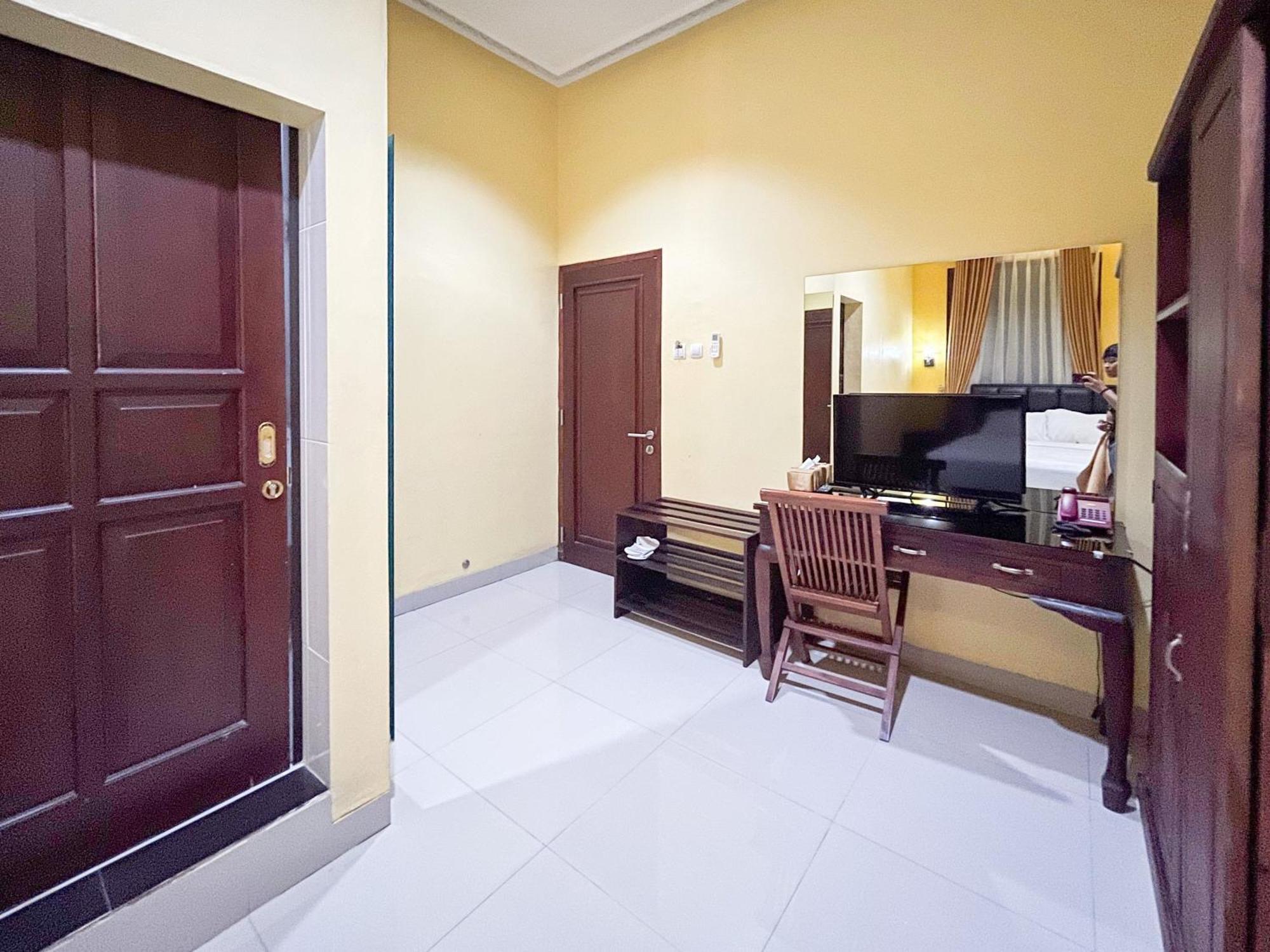 Kartika Hotel Syariah Pacitan Mitra Reddoorz Exterior foto