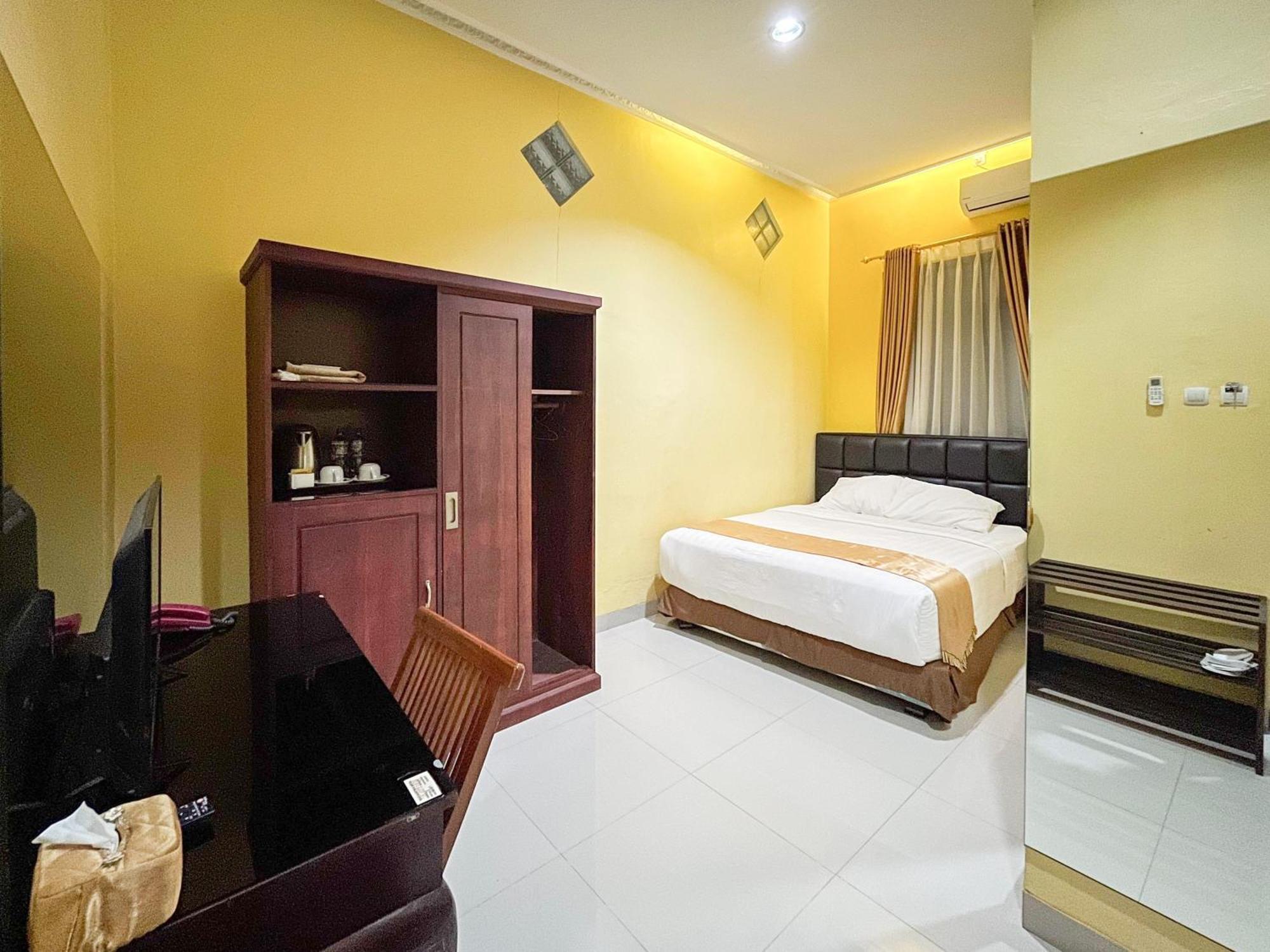 Kartika Hotel Syariah Pacitan Mitra Reddoorz Exterior foto