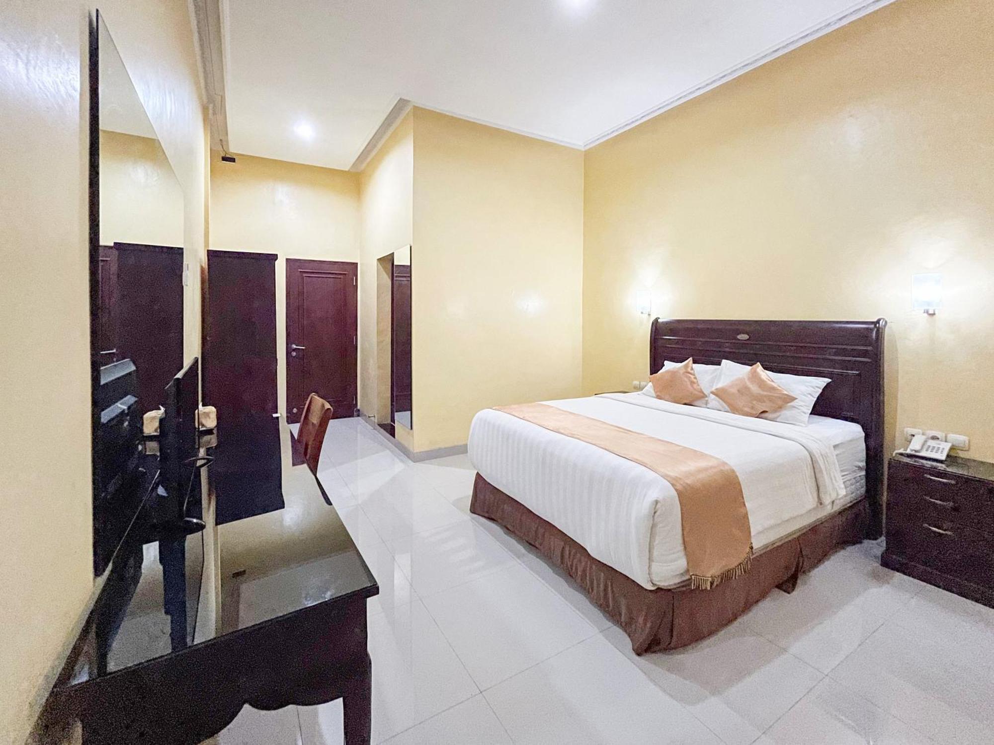 Kartika Hotel Syariah Pacitan Mitra Reddoorz Exterior foto