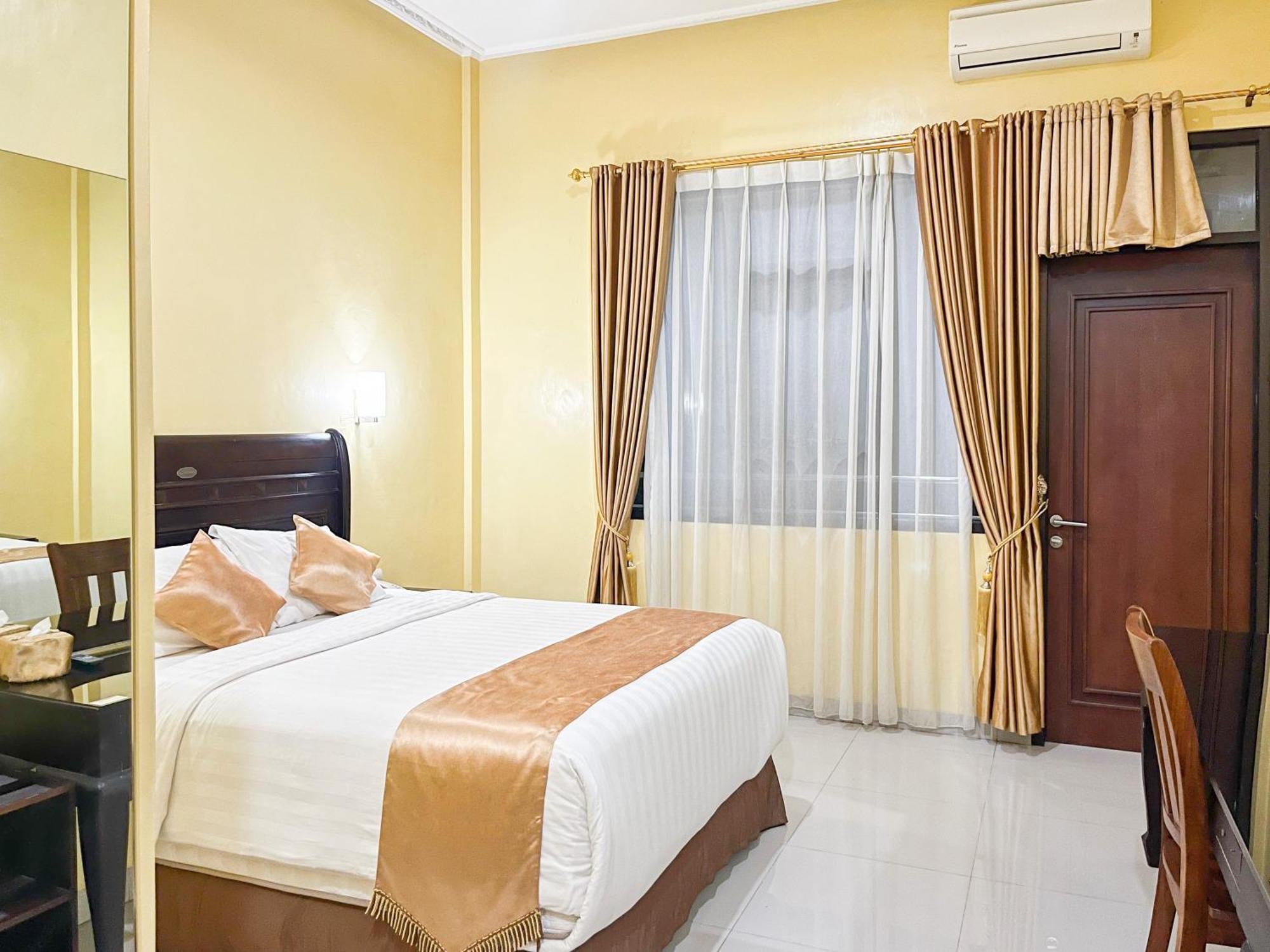 Kartika Hotel Syariah Pacitan Mitra Reddoorz Exterior foto