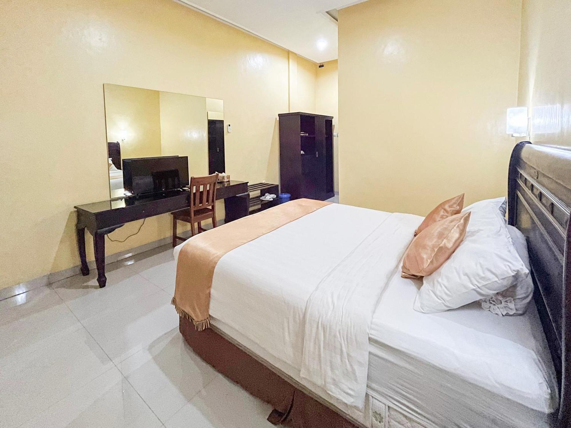 Kartika Hotel Syariah Pacitan Mitra Reddoorz Exterior foto