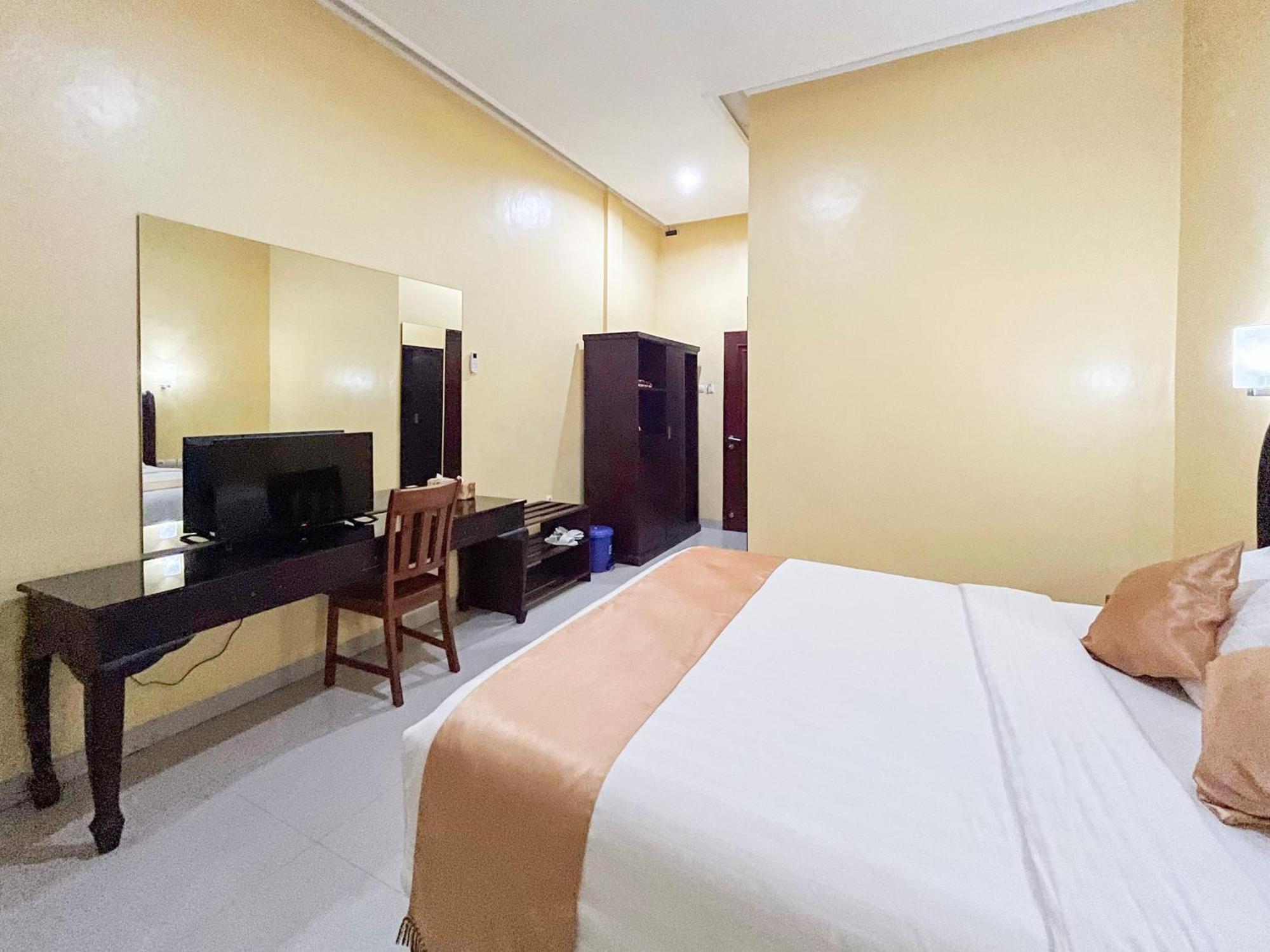 Kartika Hotel Syariah Pacitan Mitra Reddoorz Exterior foto