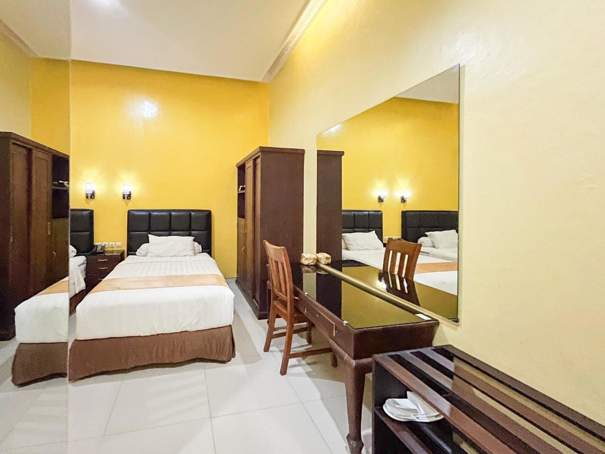Kartika Hotel Syariah Pacitan Mitra Reddoorz Exterior foto