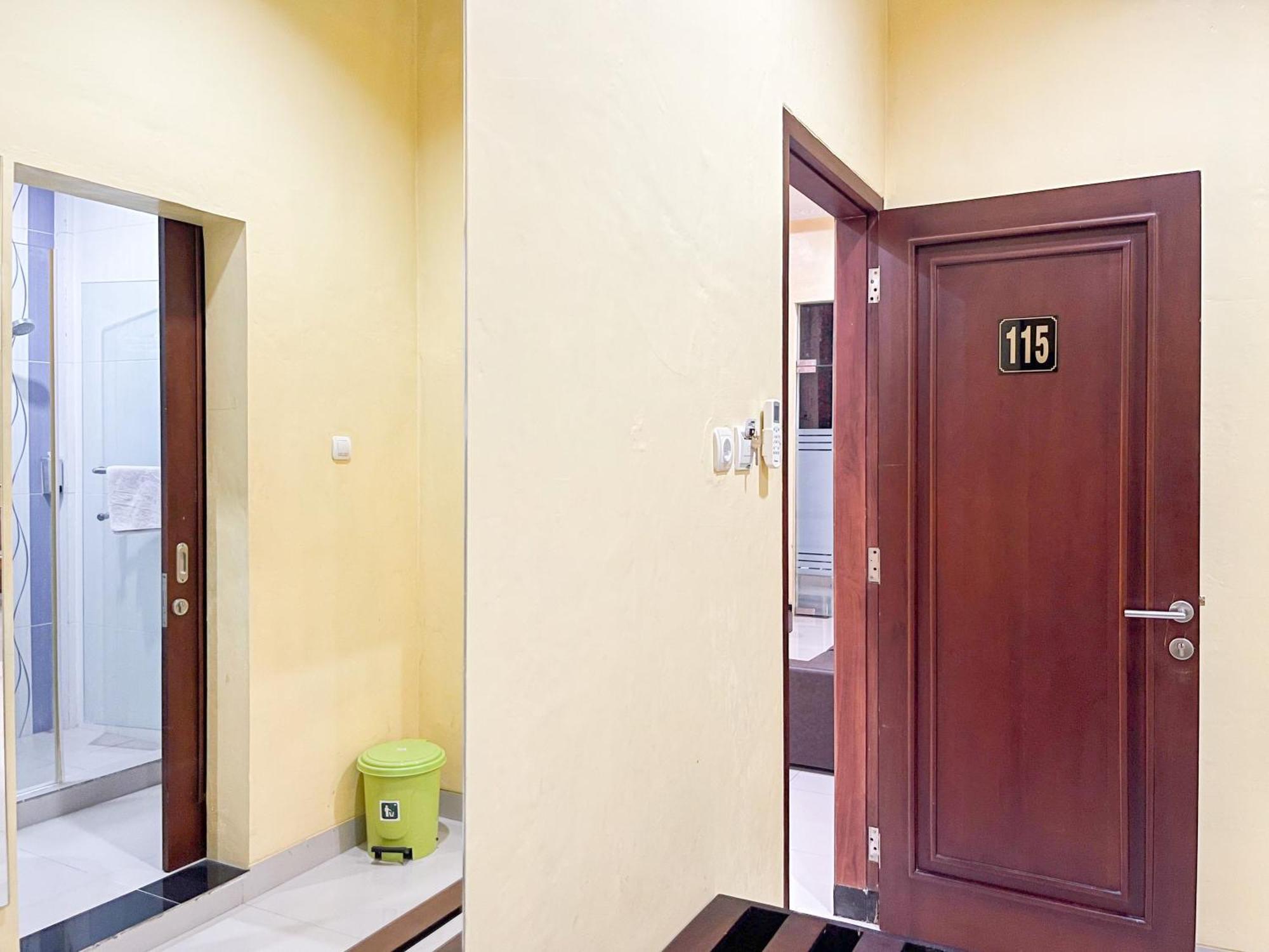 Kartika Hotel Syariah Pacitan Mitra Reddoorz Exterior foto