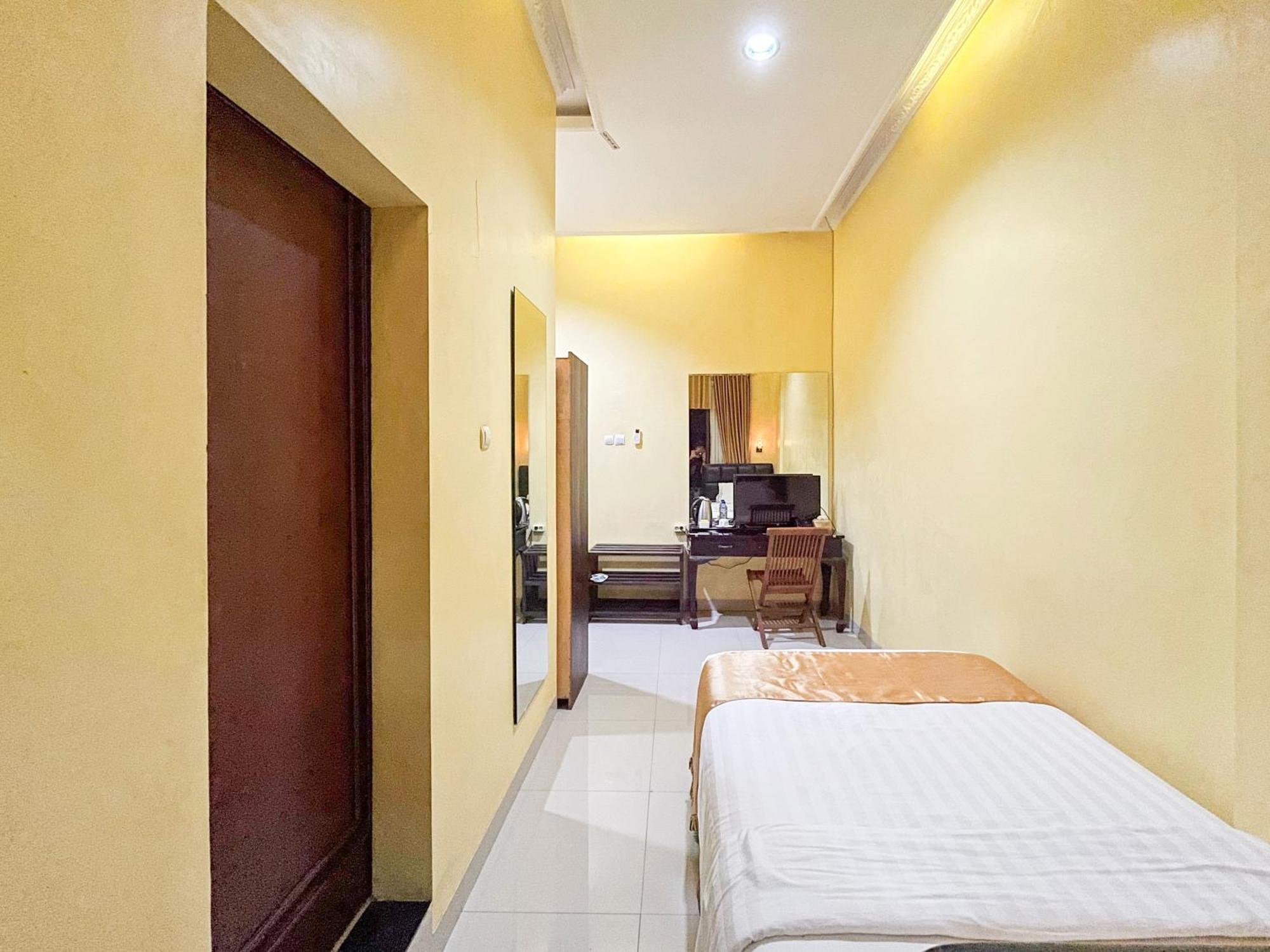 Kartika Hotel Syariah Pacitan Mitra Reddoorz Exterior foto