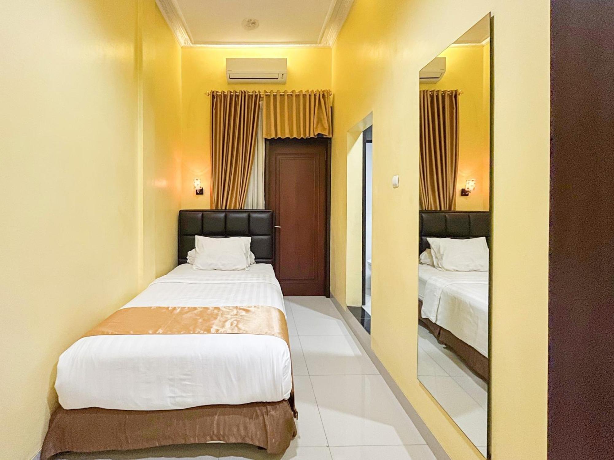 Kartika Hotel Syariah Pacitan Mitra Reddoorz Exterior foto