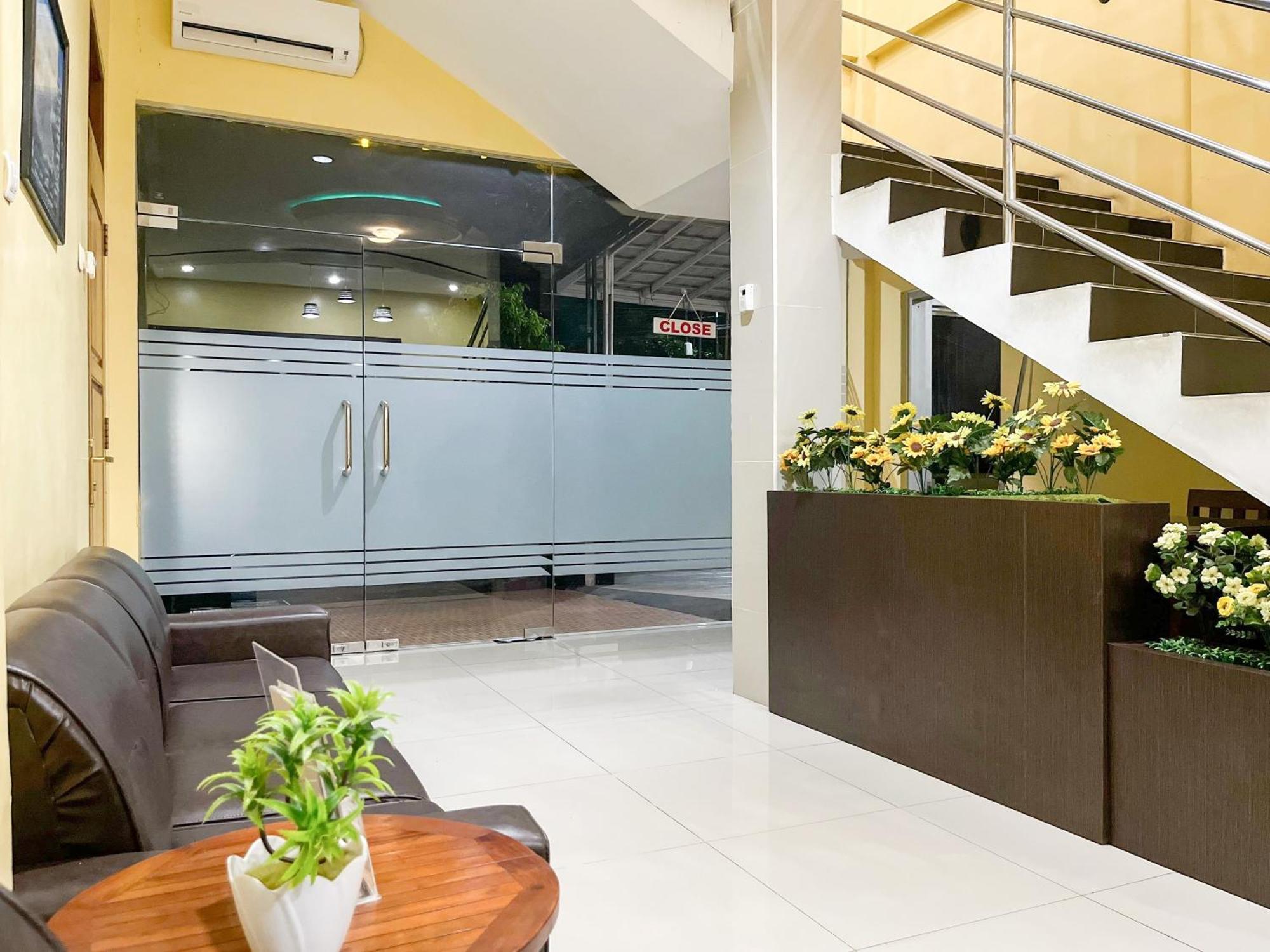 Kartika Hotel Syariah Pacitan Mitra Reddoorz Exterior foto